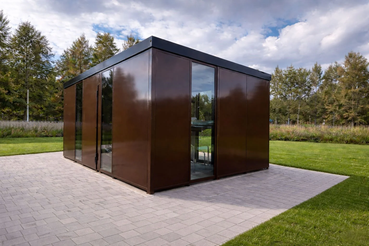 vakkert sykkelskur  med tette plater og glass