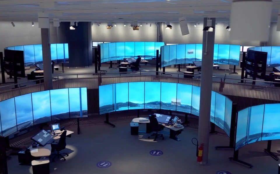 Operatørmiljø med panoramaskjermer og individuelle arbeidsplasser