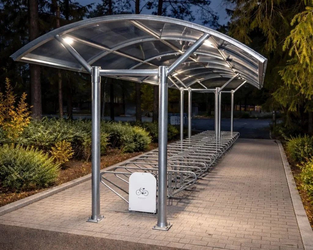 sykkeltak over tosidig sykkelstativ ved skole på østlandet