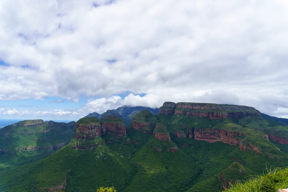 Landschaft mit Bergen und Schlucht in Südafrika