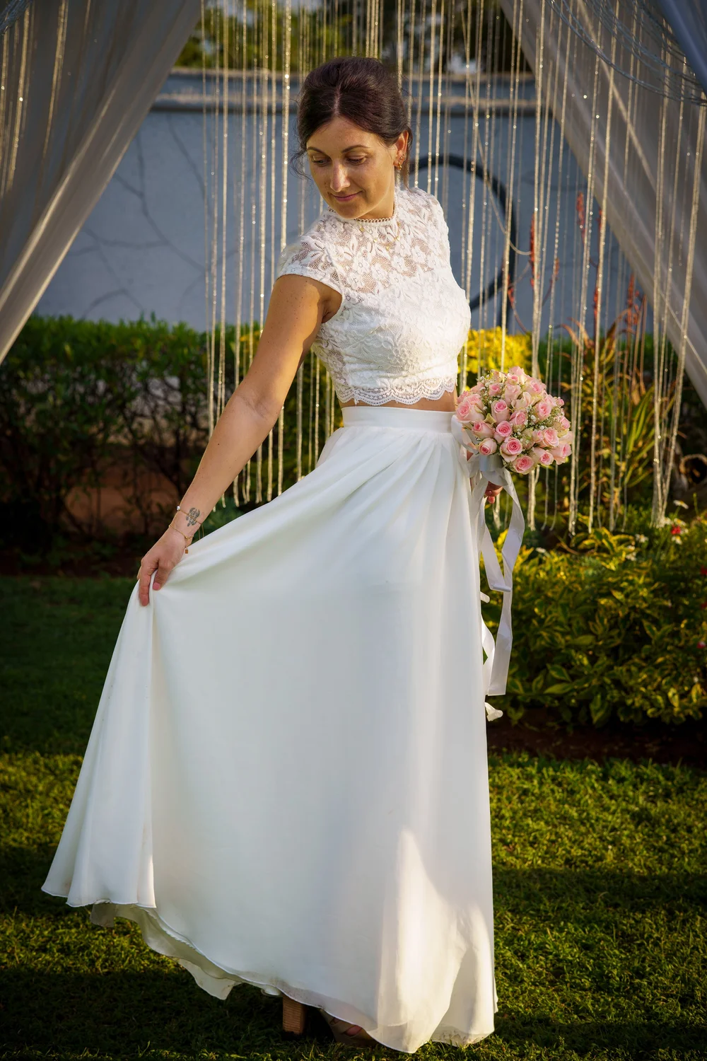 Braut im weißen Kleid im Garten