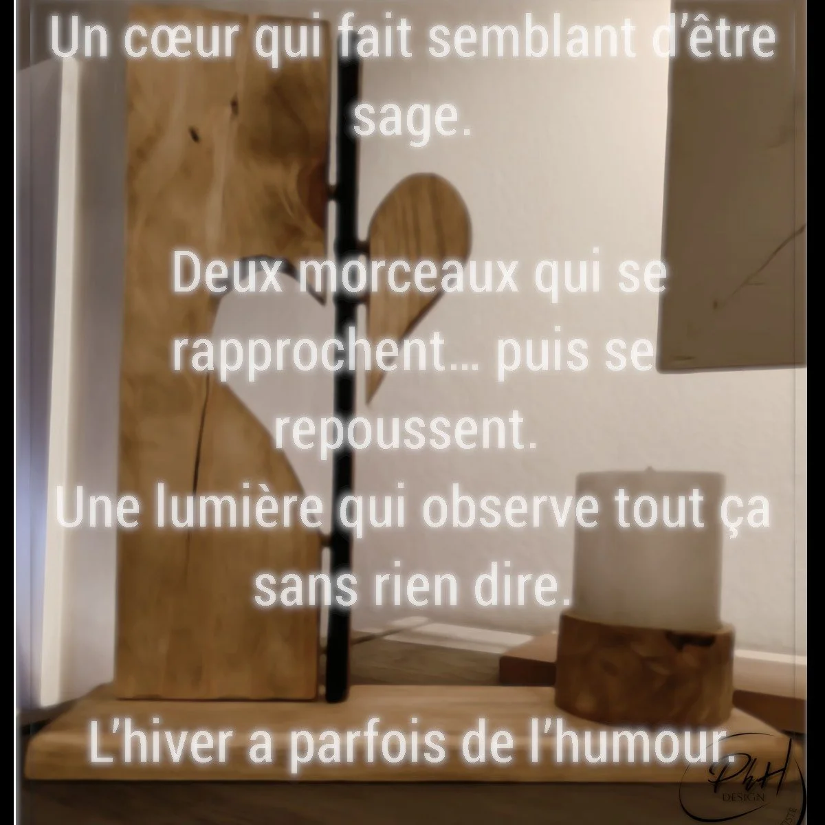 Un c&oelig;ur qui fait semblant d&rsquo;&ecirc;tre sage. Deux morceaux qui se rapprochent&hellip; puis se repoussent. Une lumi&egrave;re qui observe tout &ccedil;a sans rien dire.
L&rsquo;hiver a parfois de l&rsquo;humour.

#designpo&eacute;tique #ob