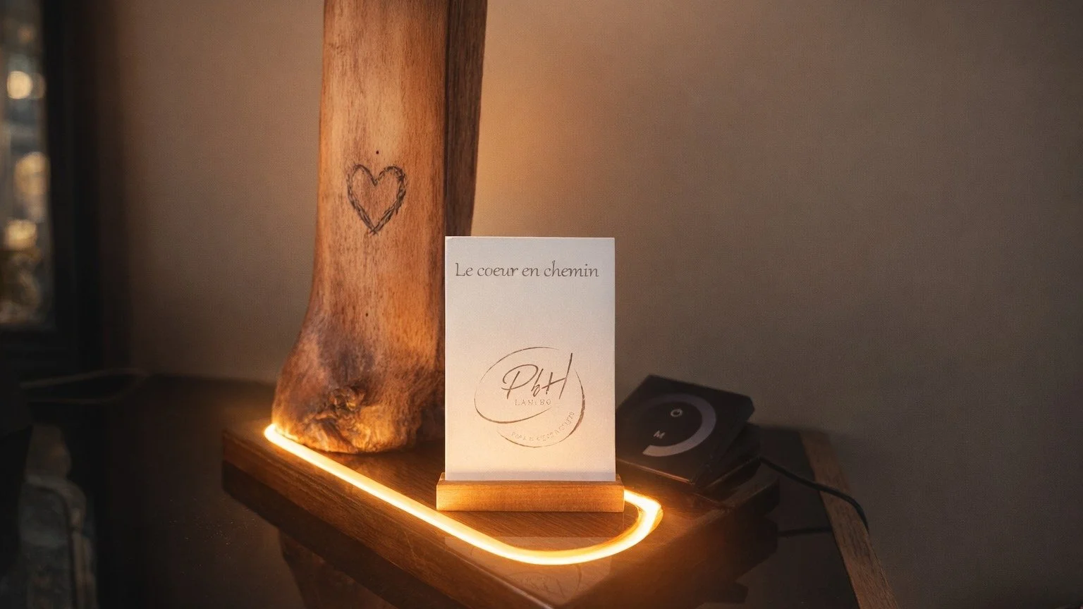 Le C&oelig;ur en chemin vous attend sur le site &mdash; une pi&egrave;ce ouverte &agrave; toutes les intentions.

#designphh#phhdesign#lecoeurenchemin #pieceunique #creationartisanale #sculpturebois #artisandebelgique #faitmainaveccoeur #objetpoetiqu