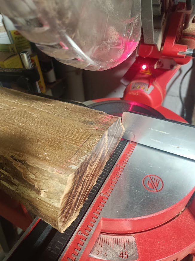 Cr&eacute;er une lampe, &ccedil;a commence bien avant l&rsquo;assemblage. Id&eacute;e, r&eacute;flexion, plans&hellip; puis les premi&egrave;res coupes, le bois brut, le pon&ccedil;age. Chaque &eacute;tape compte pour donner naissance &agrave; Kigo, 