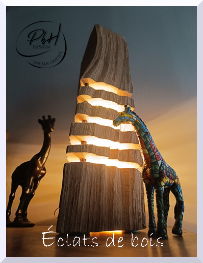 Une lampe en bois éclairée, accompagnée de figurines de girafe.