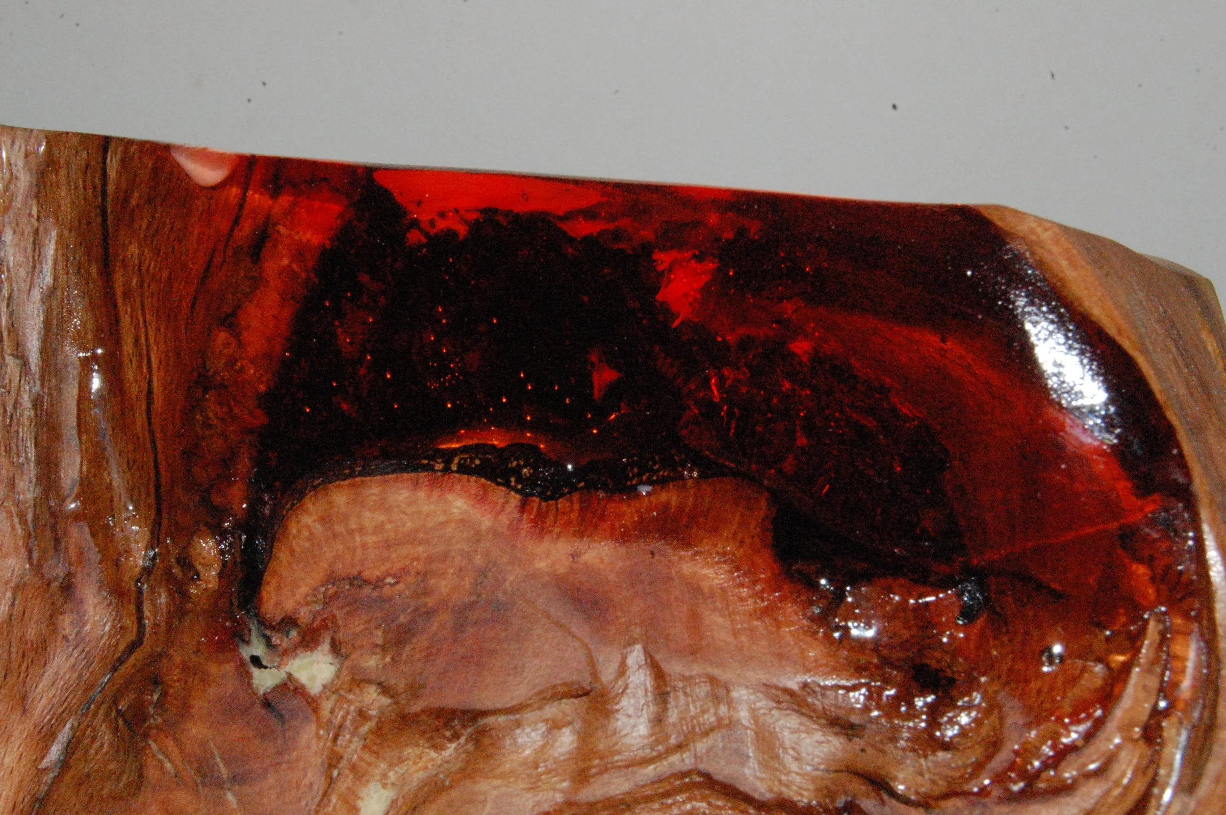 La résine révèle le cœur de la pièce.