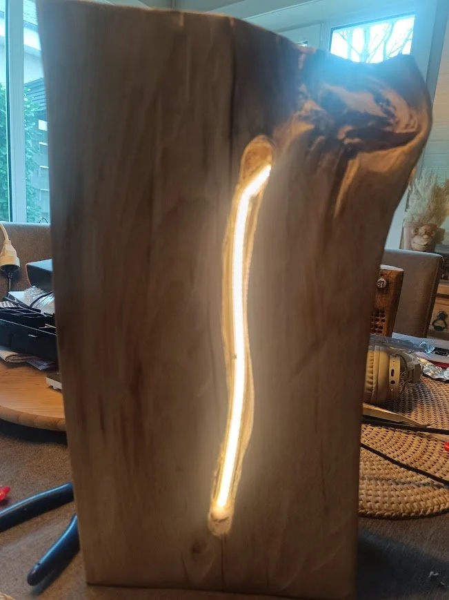 La première lueur dans la matière.