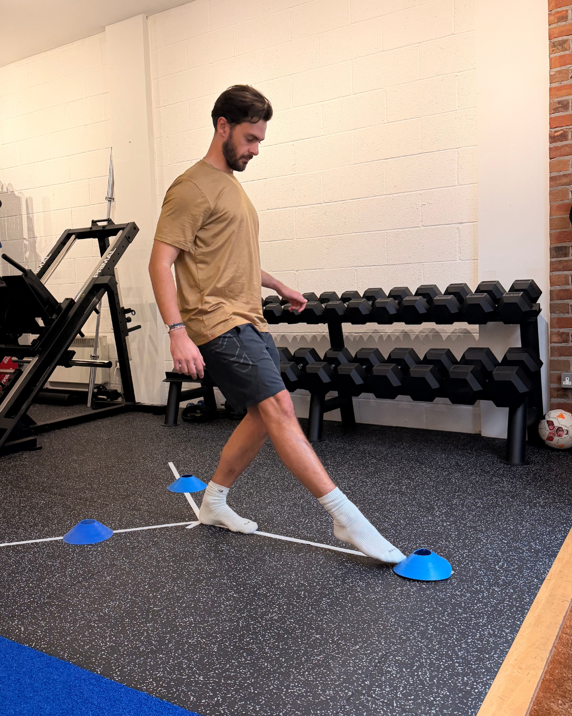Athlete performing lower-limb proprioception training during physiotherapy sports performance assessment