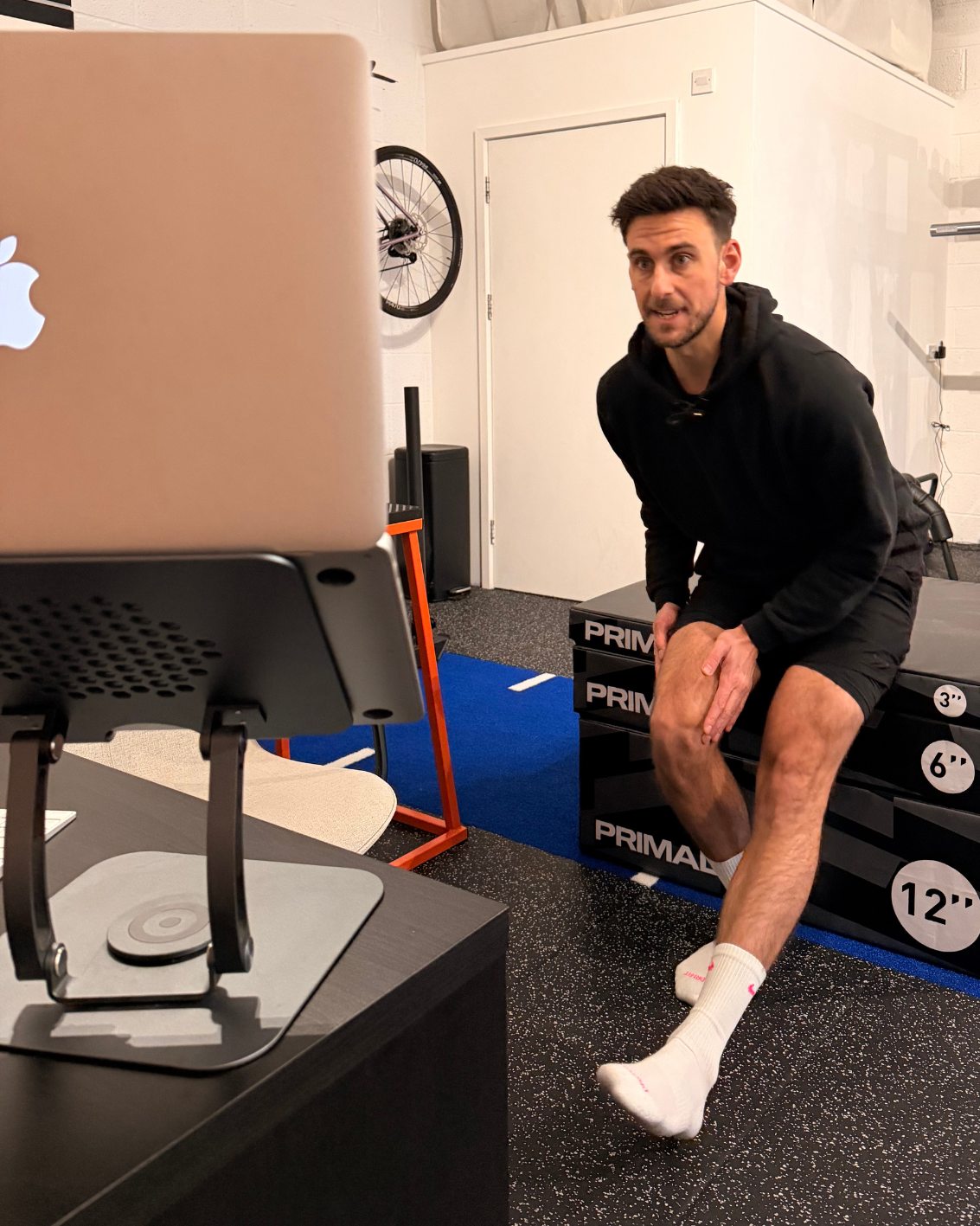 Physiotherapist demonstrating knee pain advice during online consultation