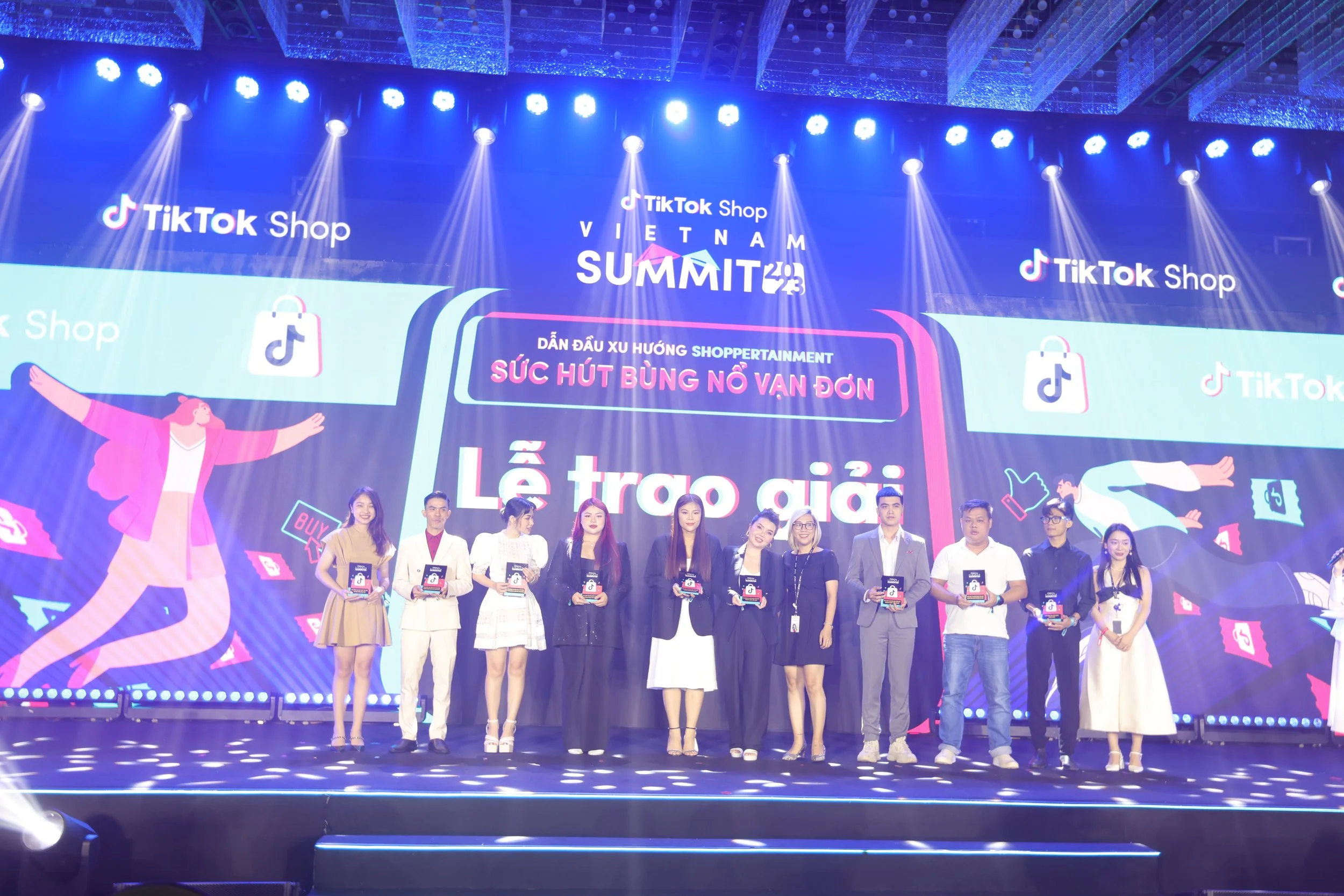 Trinh Meow nhận giải thưởng tại Hội nghị Trực tuyến TikTok Shop Việt Nam Summit 2023