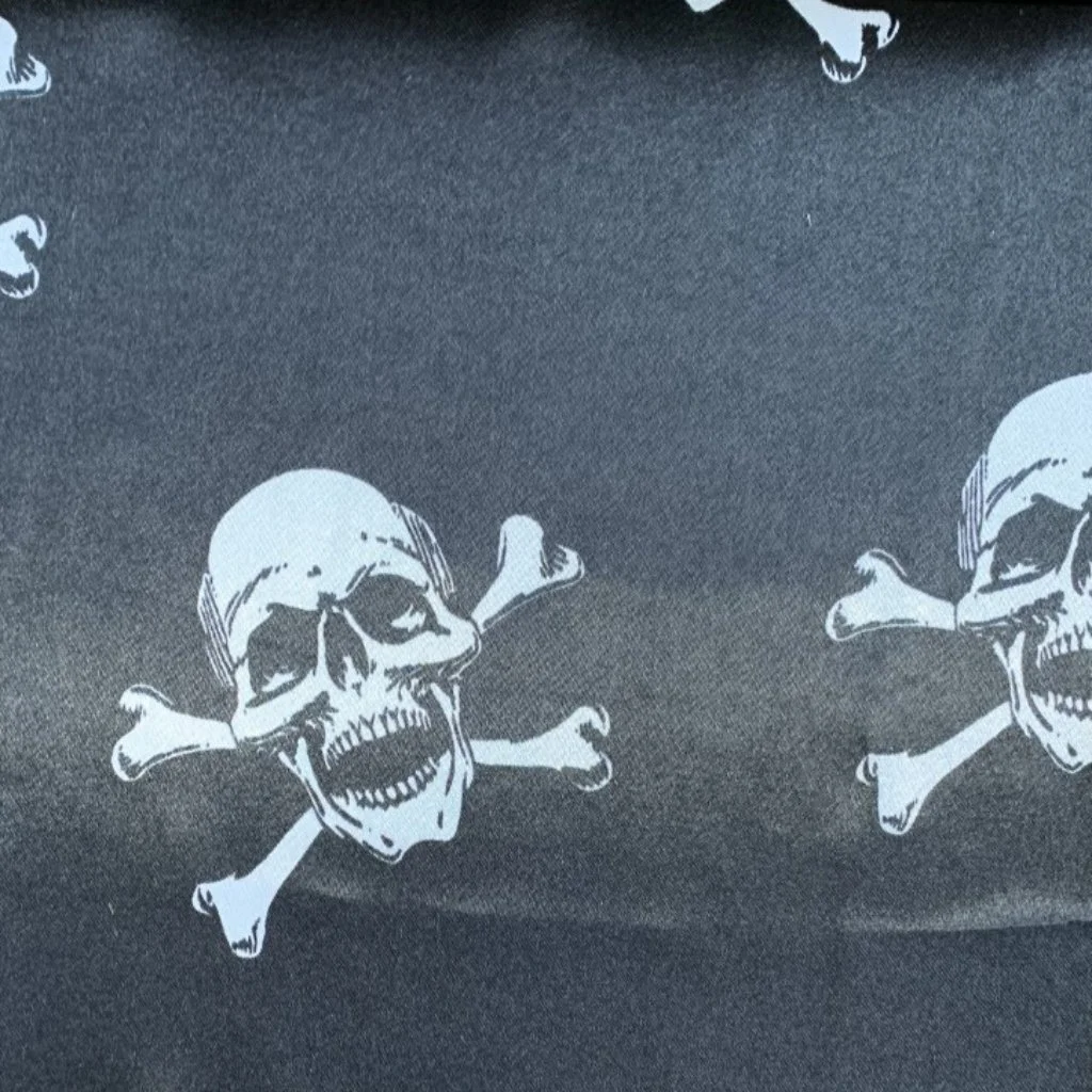 5576-RASO-7035 CALAVERAS BLANCA FONDO NEGRO.jpg