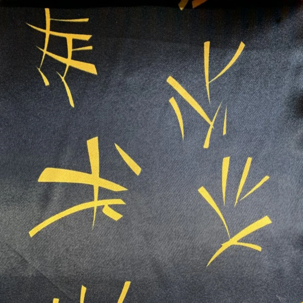 5549-RASO-7008 LETRAS JAPONESAS FONDO NEGRO.jpg