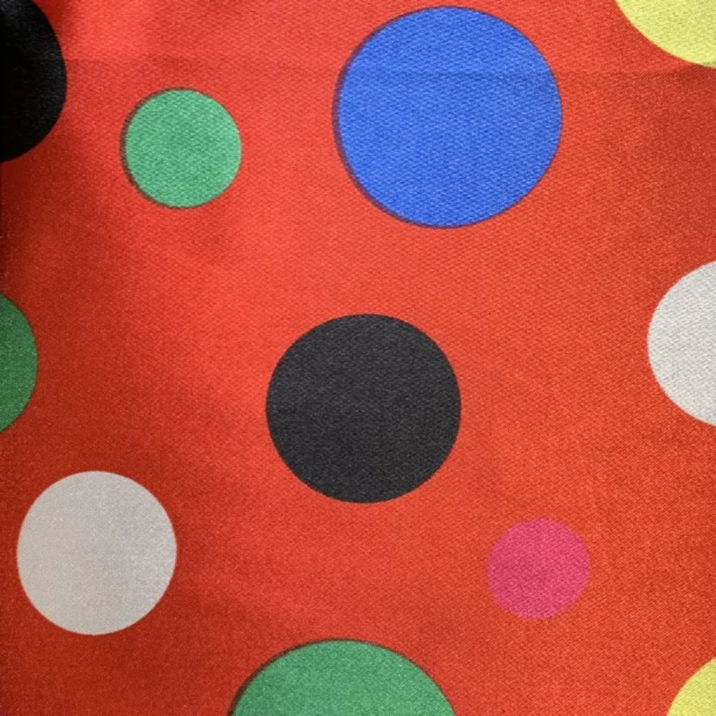 5557-RASO-7016 BOLAS COLORES FONDO ROJO.jpg