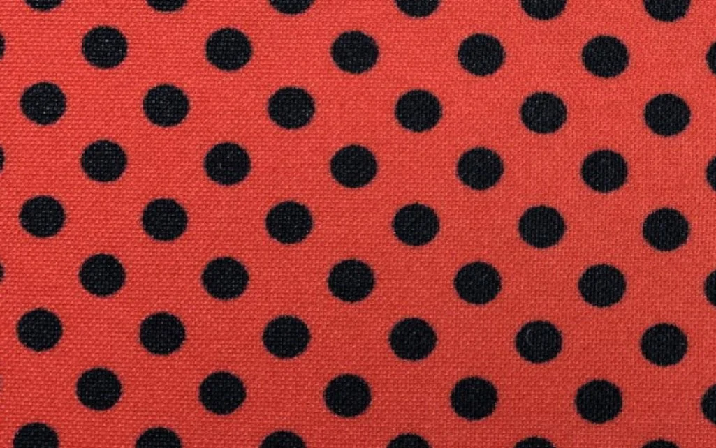 Punto Seda Topo Negro Pequeño Fondo Rojo