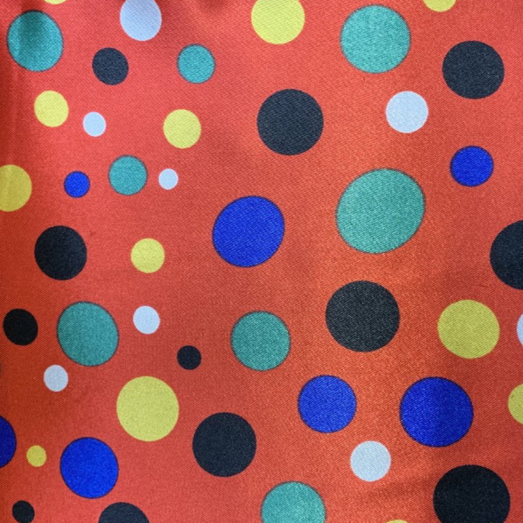 5559-RASO-7018 BOLAS COLORES FONDO ROJO.jpg