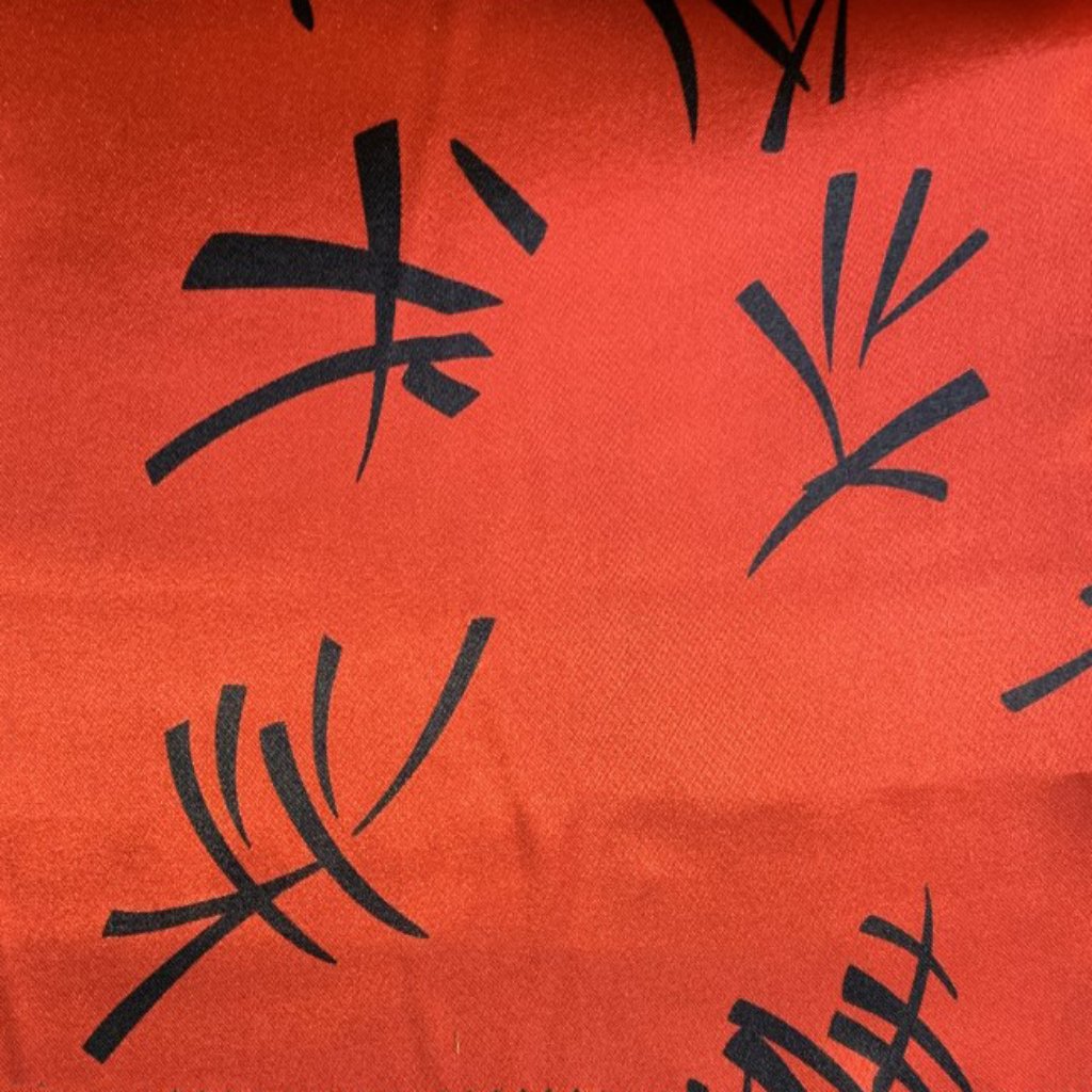 5551-RASO-7010 LETRAS JAPONESAS FONDO ROJO.jpg