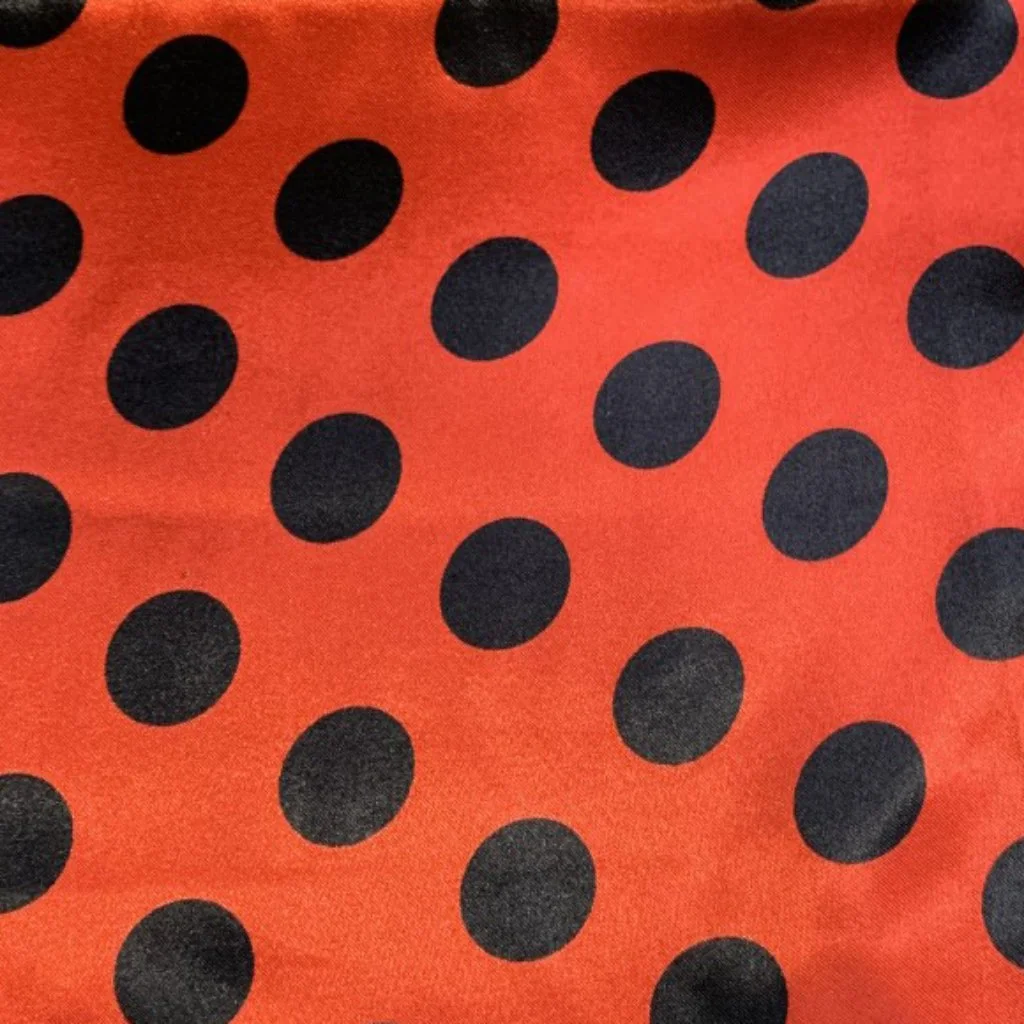 5546-RASO-7005 BOLAS NEGRAS FONDO ROJO.jpg