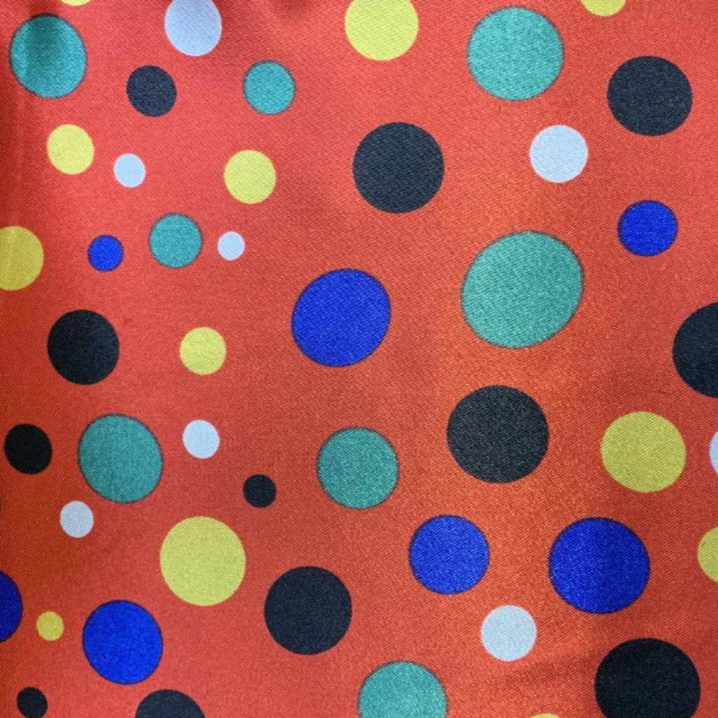 5559-RASO-7018 BOLAS COLORES FONDO ROJO.jpg