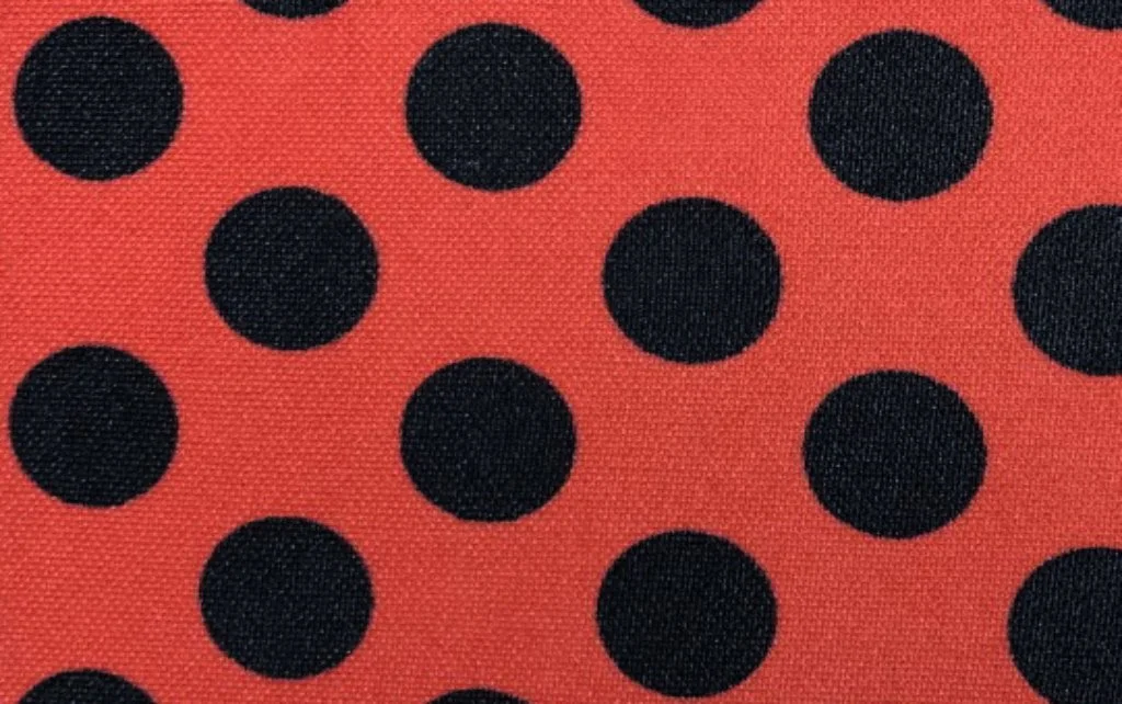 Punto Seda Topo Negro Fondo Rojo