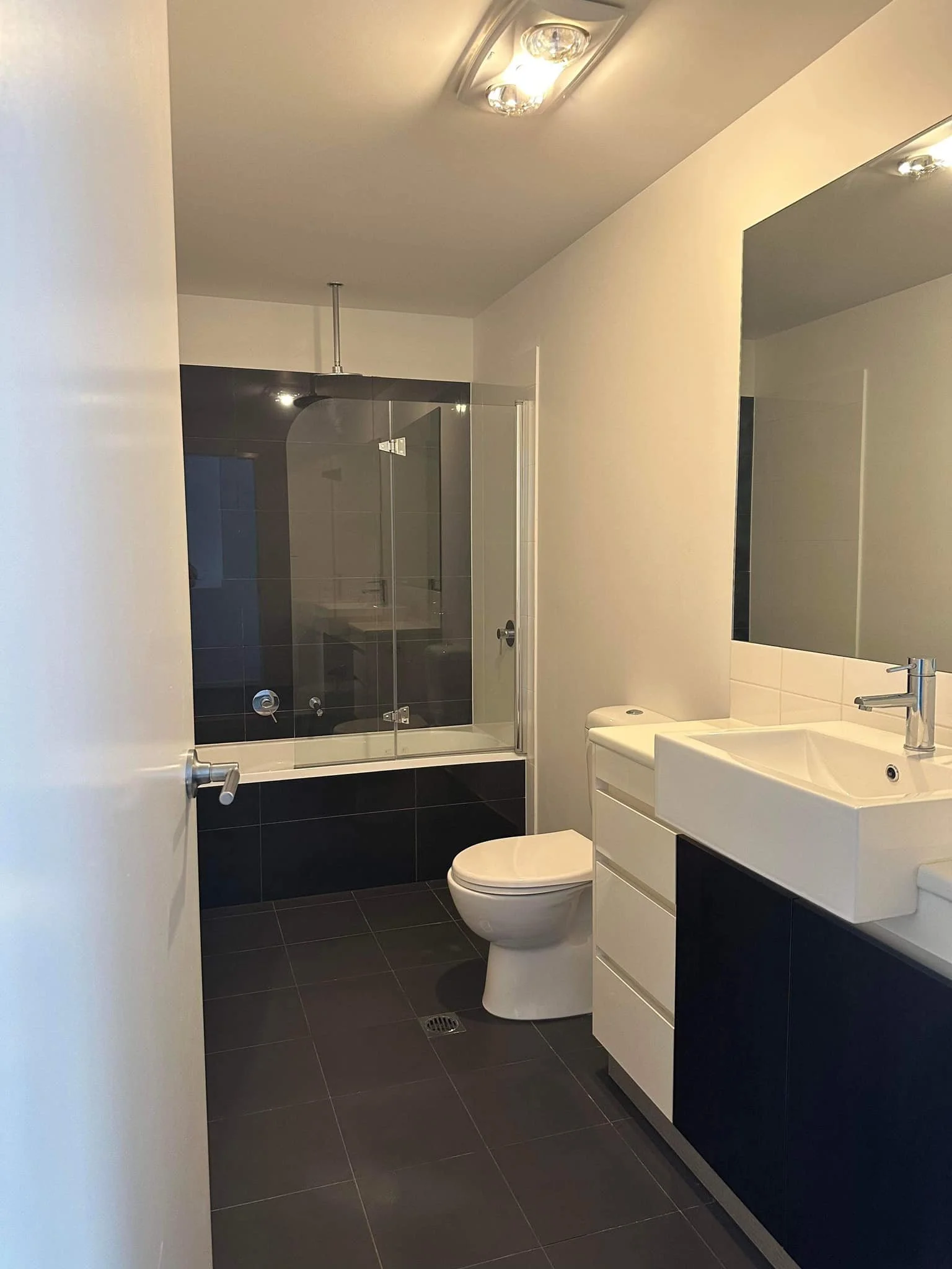 Cleaned bathroom photo from one of our Bond Cleans