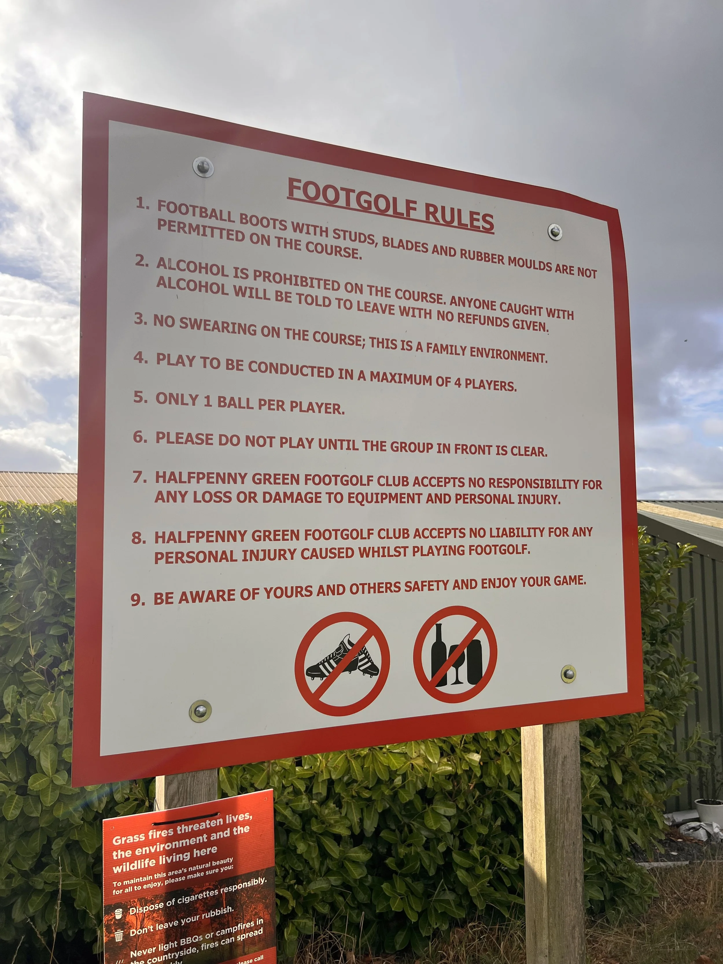 Sign displaying rules for Footgolf, including restrictions on footwear, alcohol, swearing, group size, and safety warnings with icons of footgolf shoes and bottles.
