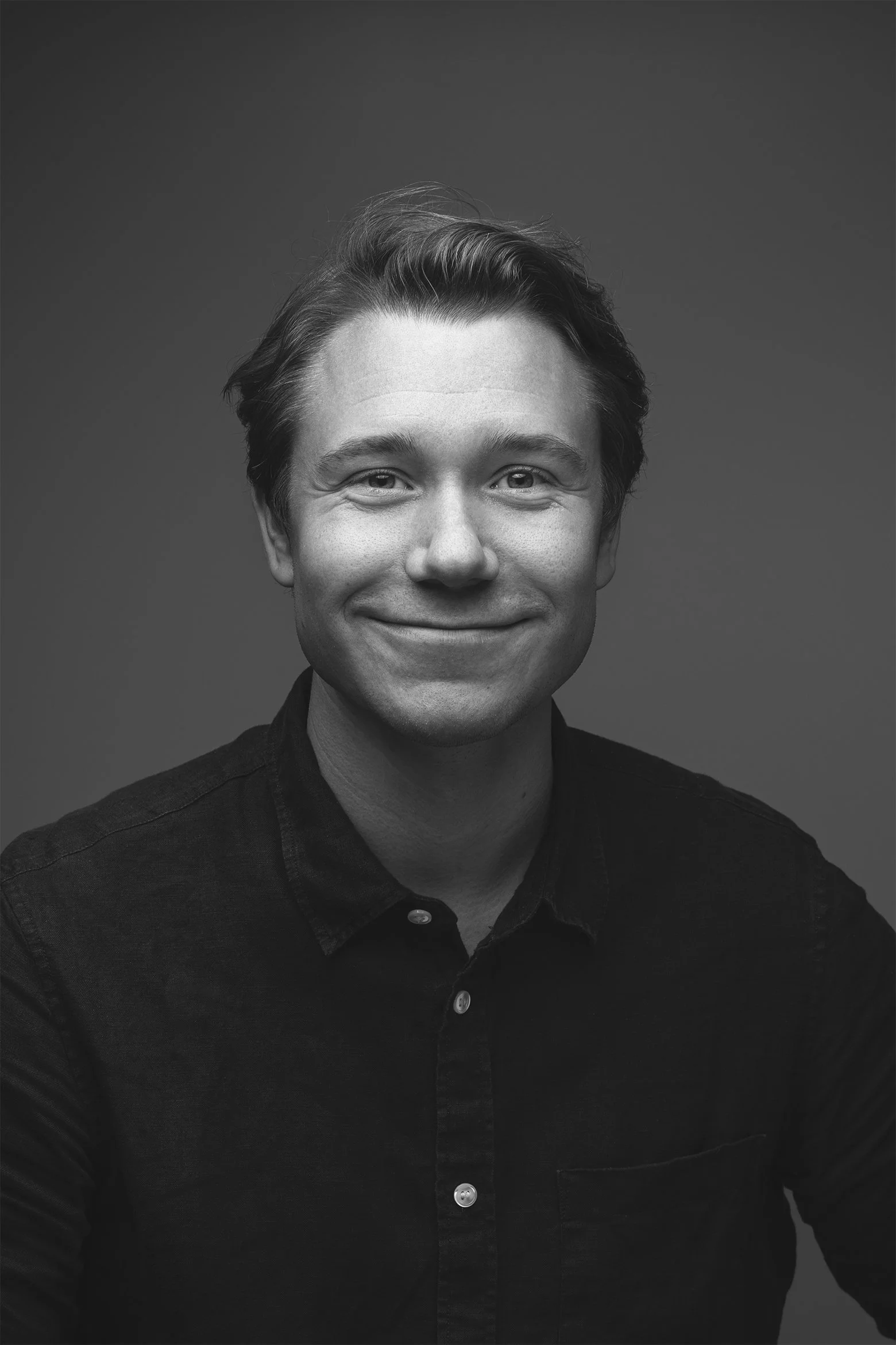 Porträttbild på mig i studio med blix. Skapat av mig