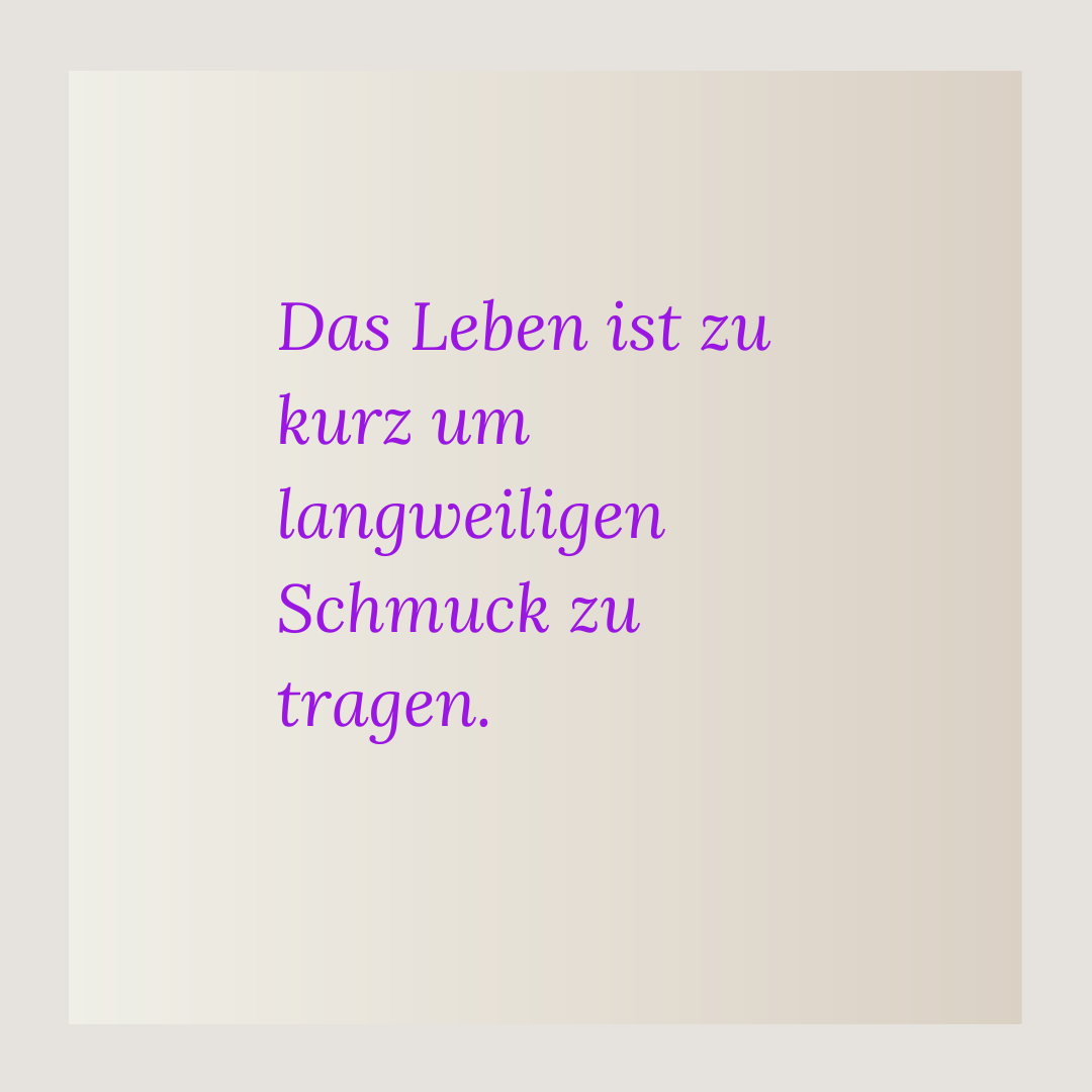 Ein Zitat in lila Schrift auf hellem Hintergrund, das sagt: 'Das Leben ist zu kurz um langweiligen Schmuck zu tragen.'