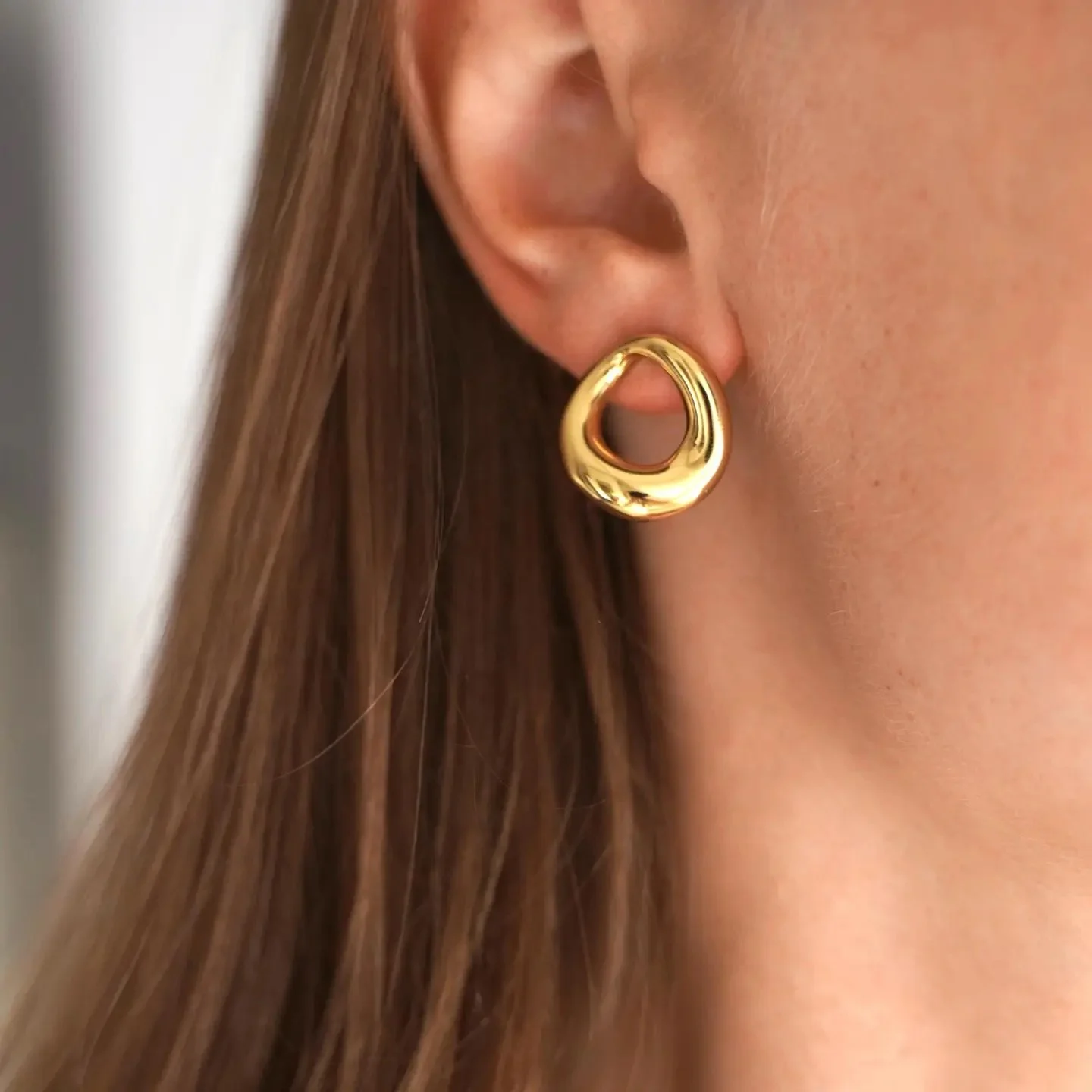 Runde gebogene Ohrringe