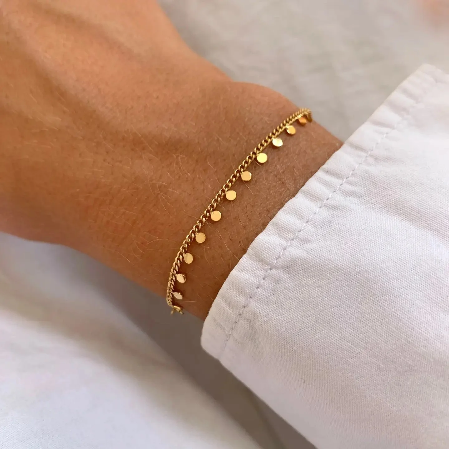 Armband mit kleinen Münzen