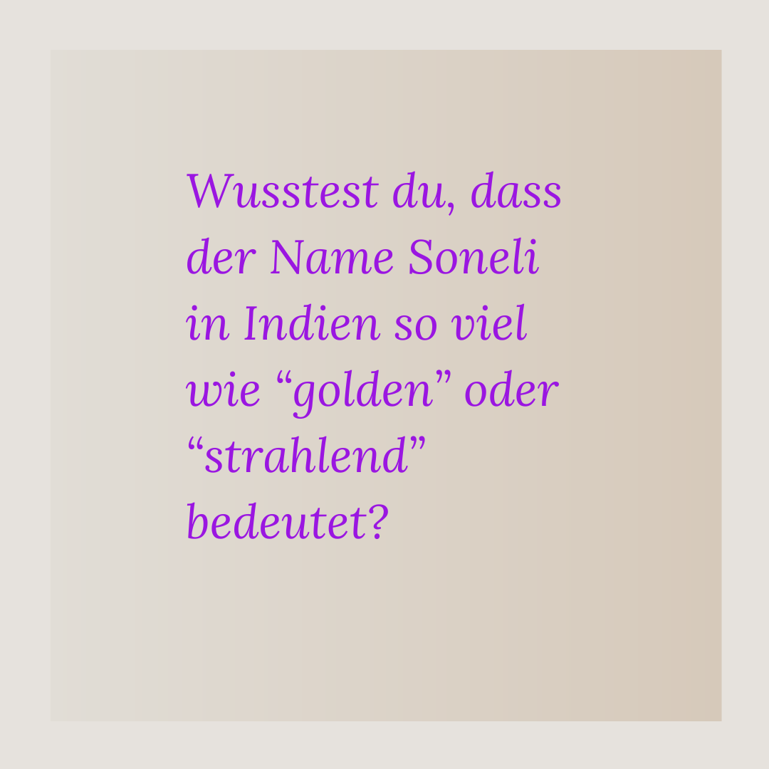 Hintergrund mit Text in deutscher Sprache, der eine Frage stellt über die Bedeutung eines Namens in Indien, geschrieben in lila Schrift auf hellbeigem Hintergrund.