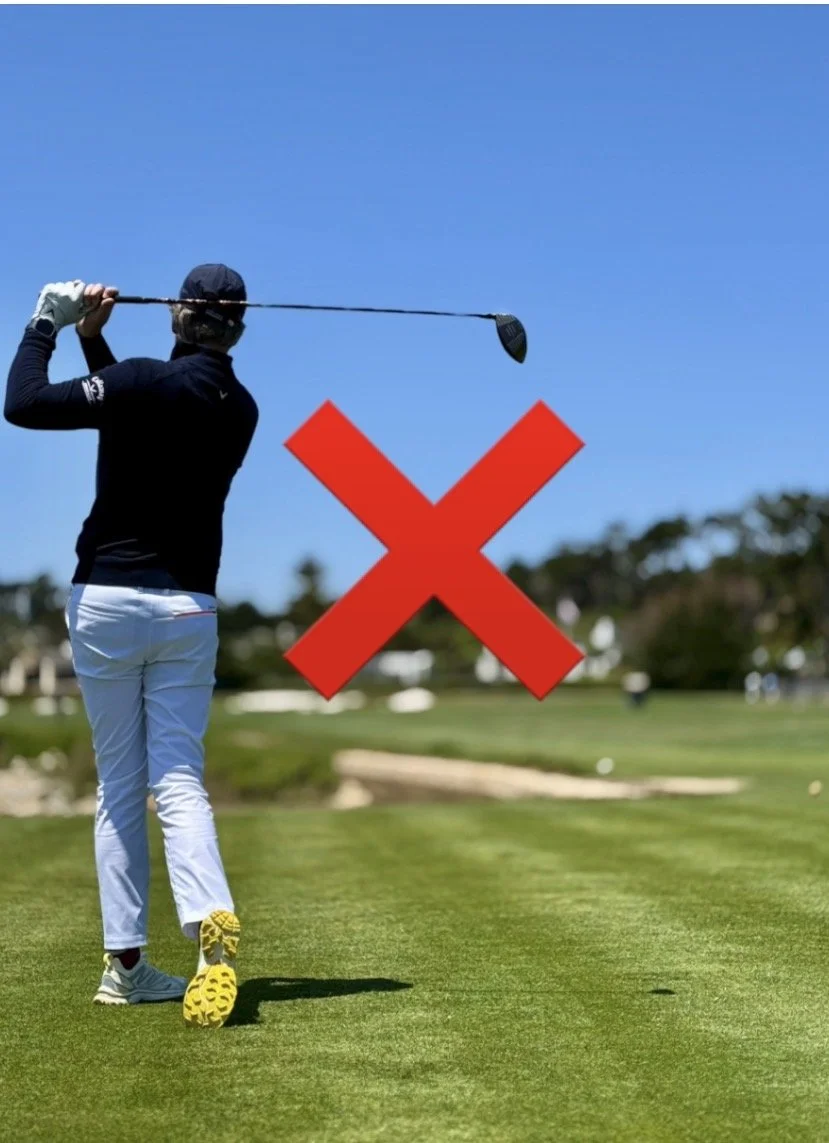 Een persoon die golf speelt op een golfbaan met een grote rode X op de afbeelding.