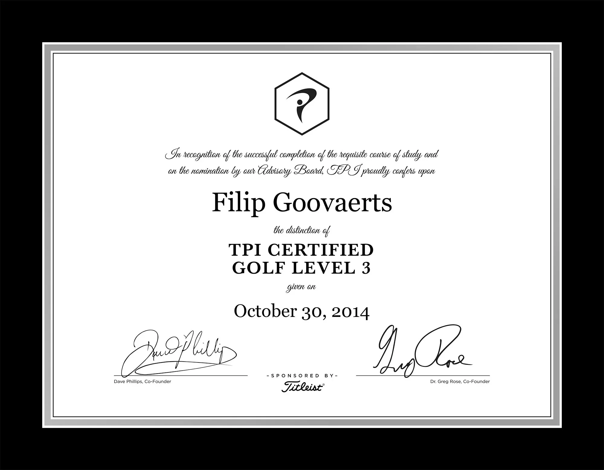 Diploma met de naam Filip Govaerts, uitgereikt op 30 oktober 2014, met handtekeningen van co-oprichters en sponsoring door Titleist.