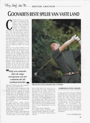 Een man die een golfslag slaat tijdens een golfwedstrijd in een bosrijke omgeving.
