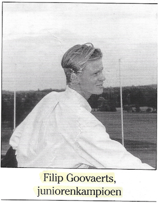 Zwarte en witte foto van Filip Goovaerts, juniorenkampioen, met een semi-hoge kuif, zittend in een open veld of landschap.