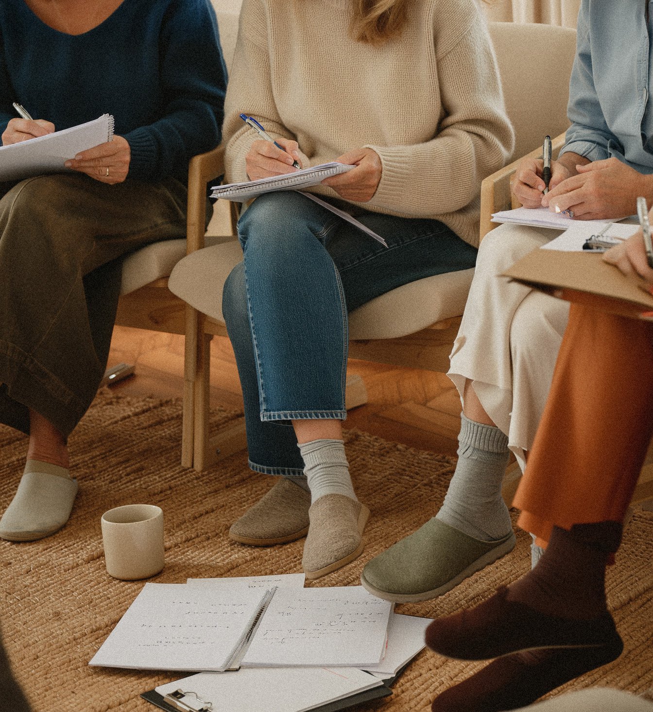Kindergärtner:innen nehmen an einem Workshop für Burnout-Prävention teil und schreiben Notizen auf Papier.