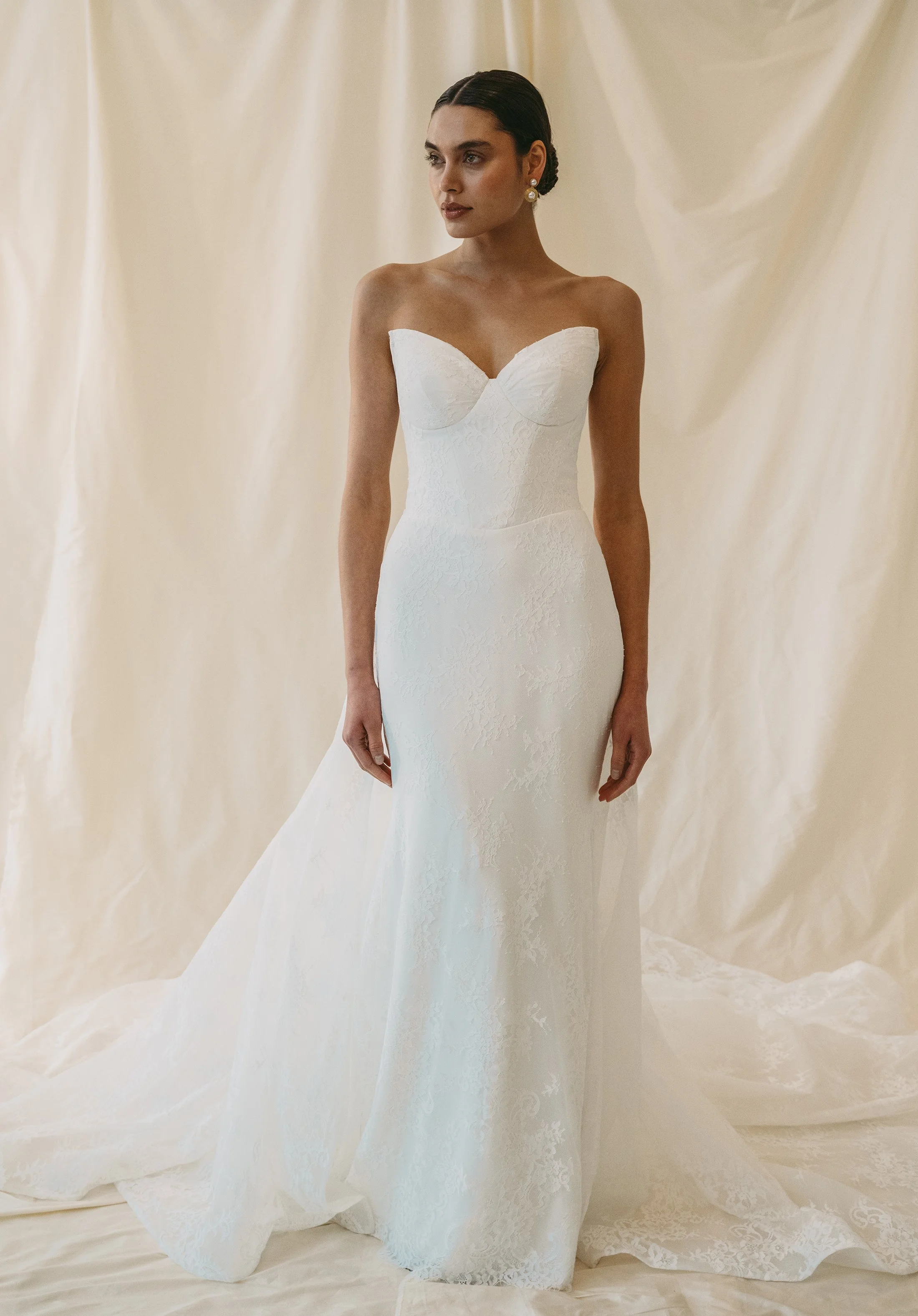 chantilly-lace-wedding-dress-sweetheart-necklinejpg