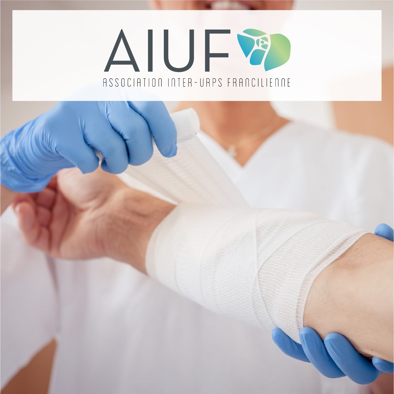 Une personne reçoit une injection dans le bras par un professionnel de santé portant des gants bleus.