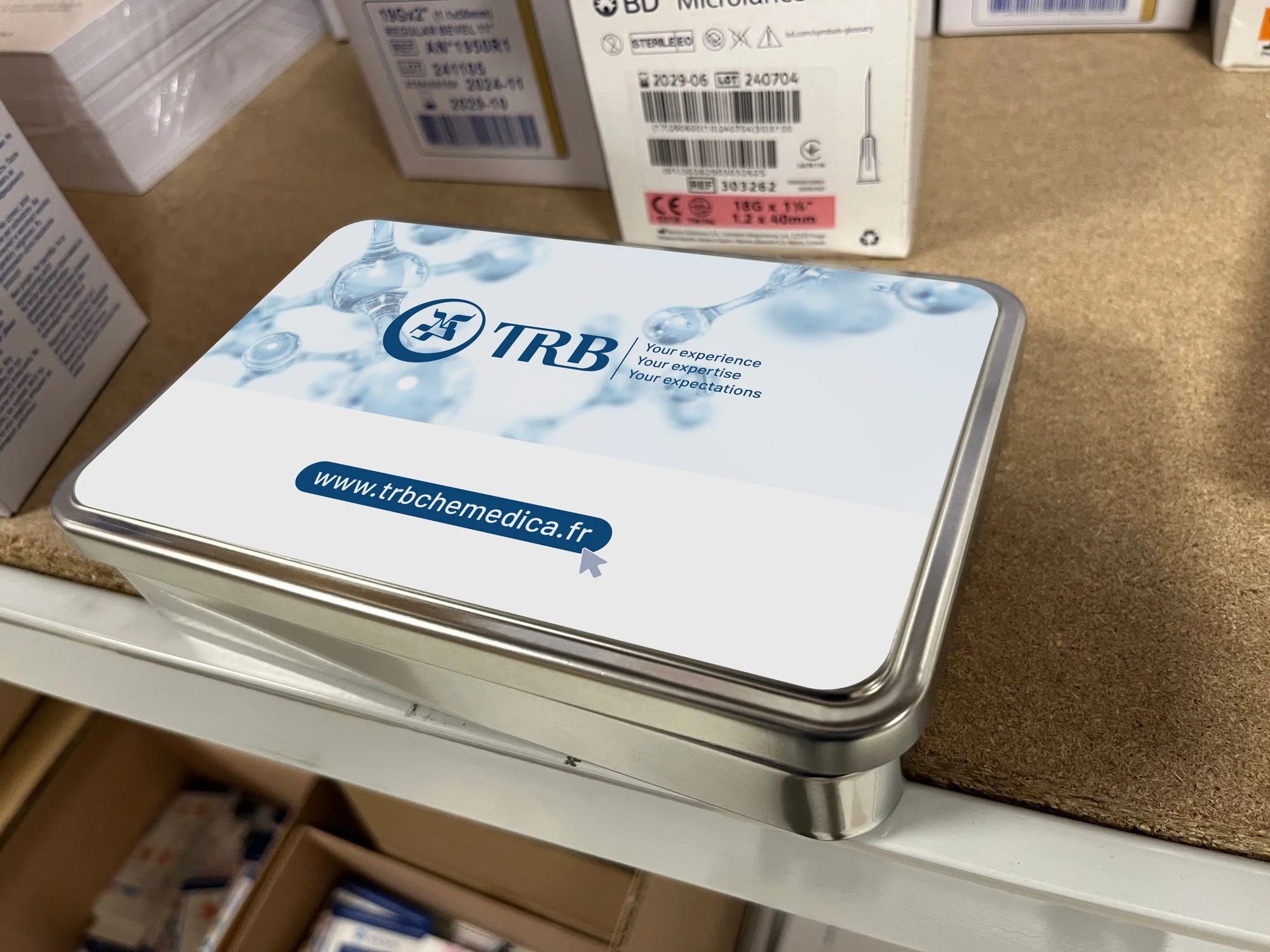 Agence Pastelle - TRB Chemedica France, communication de marque, stands pour salons professionnels, supports de vente médicaux et pharmaceutiques, visuels pour annonces d’événements.