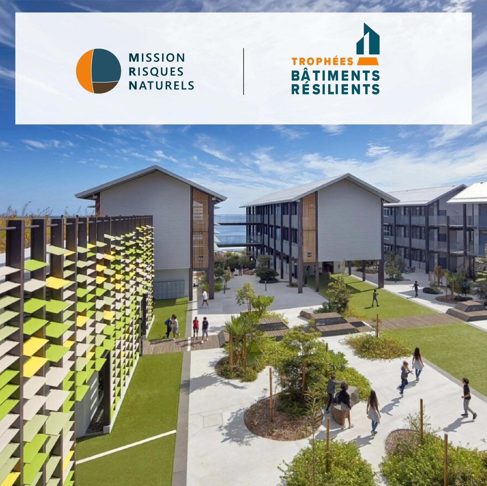Une résidence moderne avec plusieurs bâtiments en hauteur, des espaces verts, et des personnes marchant dans la cour centrale, sous un ciel bleu avec quelques nuages.
