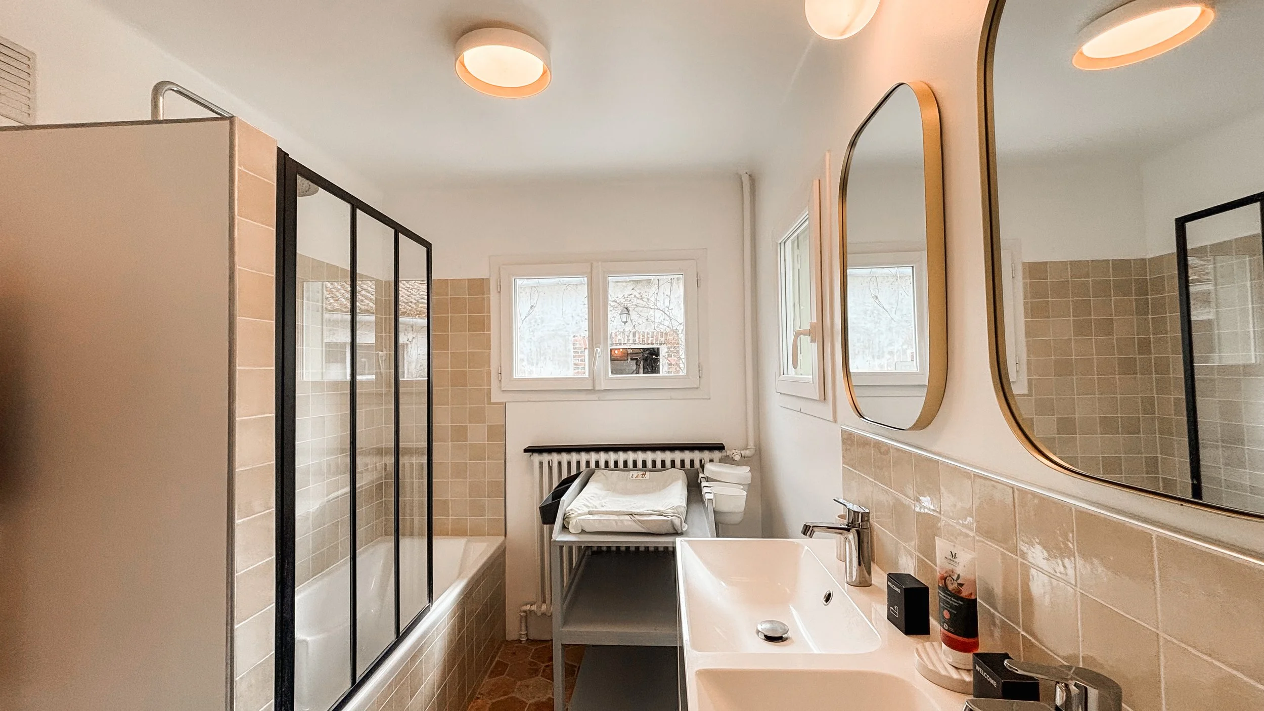 Une baignoire et une table à langer dans la salle de bain parentale