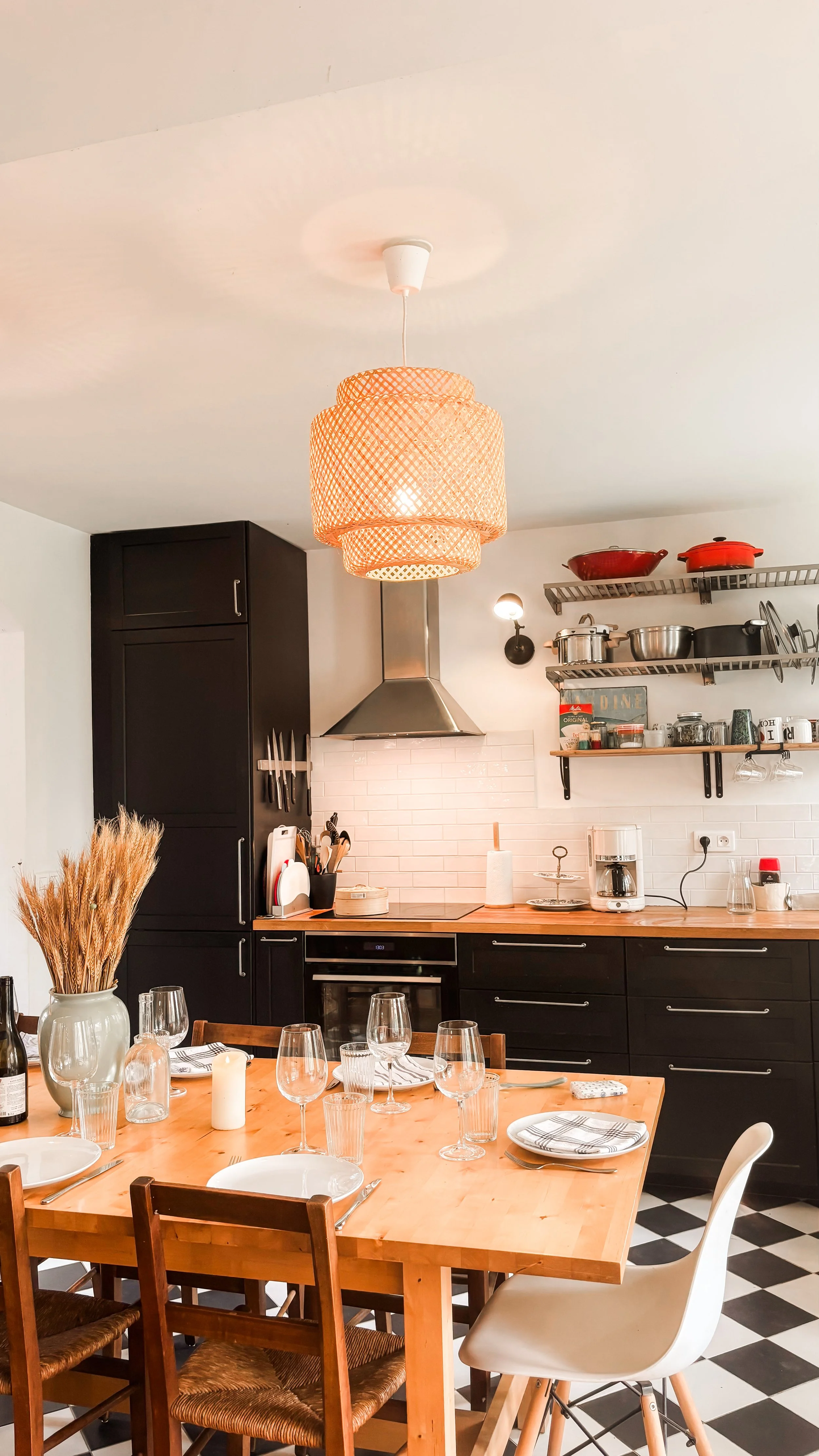 La table à manger et la cuisine équipée