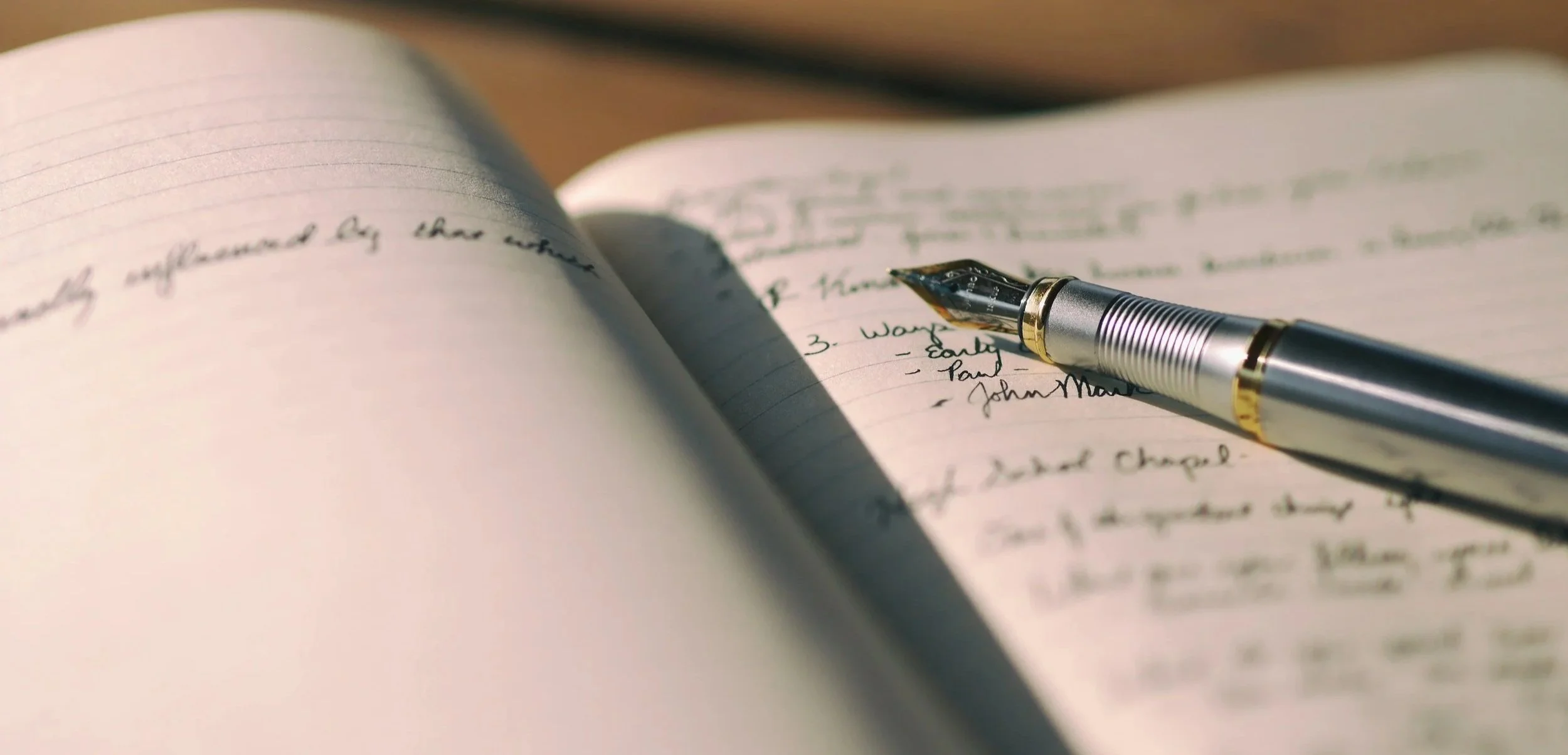 Fletore dhe stilolaps, simbol i planifikimit dhe sistemeve