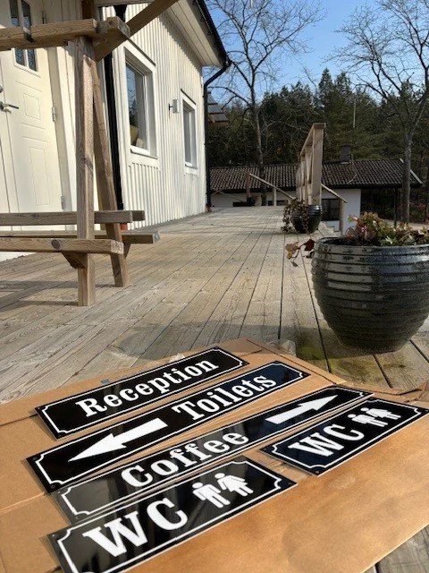 lodge ute skyltar.jpg