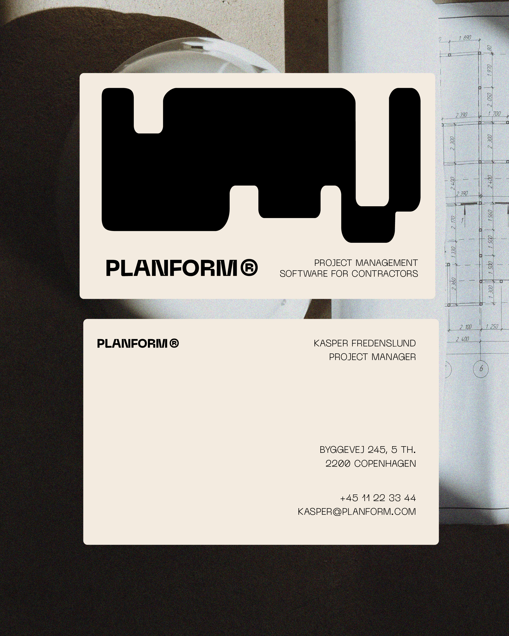 Viser to visitkort for PLANFORM®, et projektstyringssoftware til entreprenører. Det ene kort har logo og beskrivelse, det andet indeholder kontaktoplysninger for Kasper Fredenslund, projektleder.