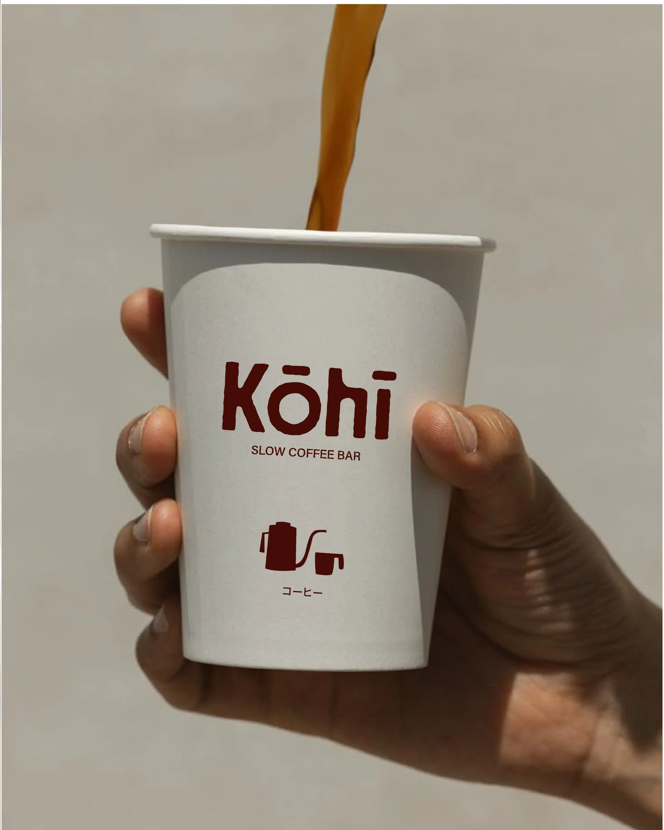 Visuel identitet til kaffebar. Slow coffee branding design. To go cup med logo design