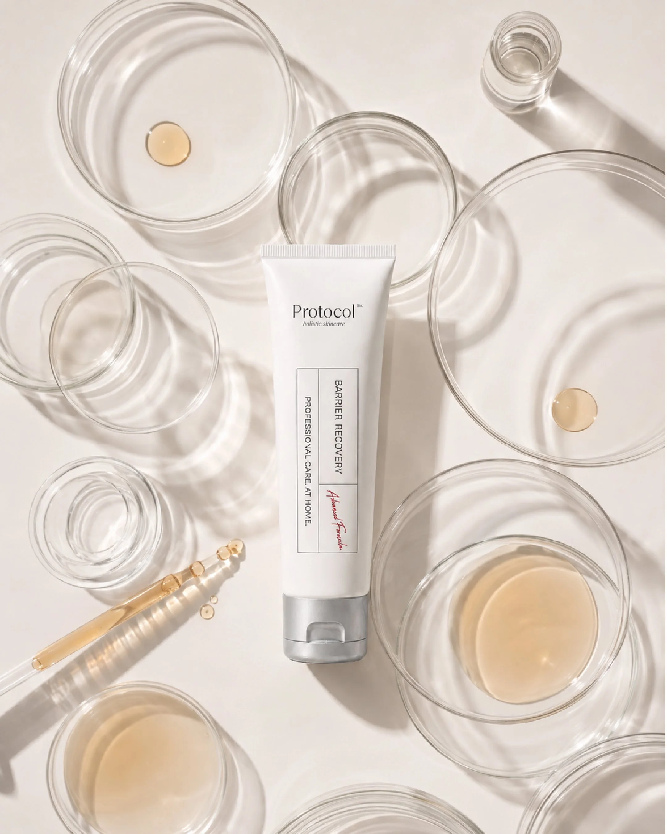 Kampagnemateriale til hudplejebrandet Protocol. Her ses et ai-genereret billede af  laboratorieglas og Protocol Barrier Recovery creme.