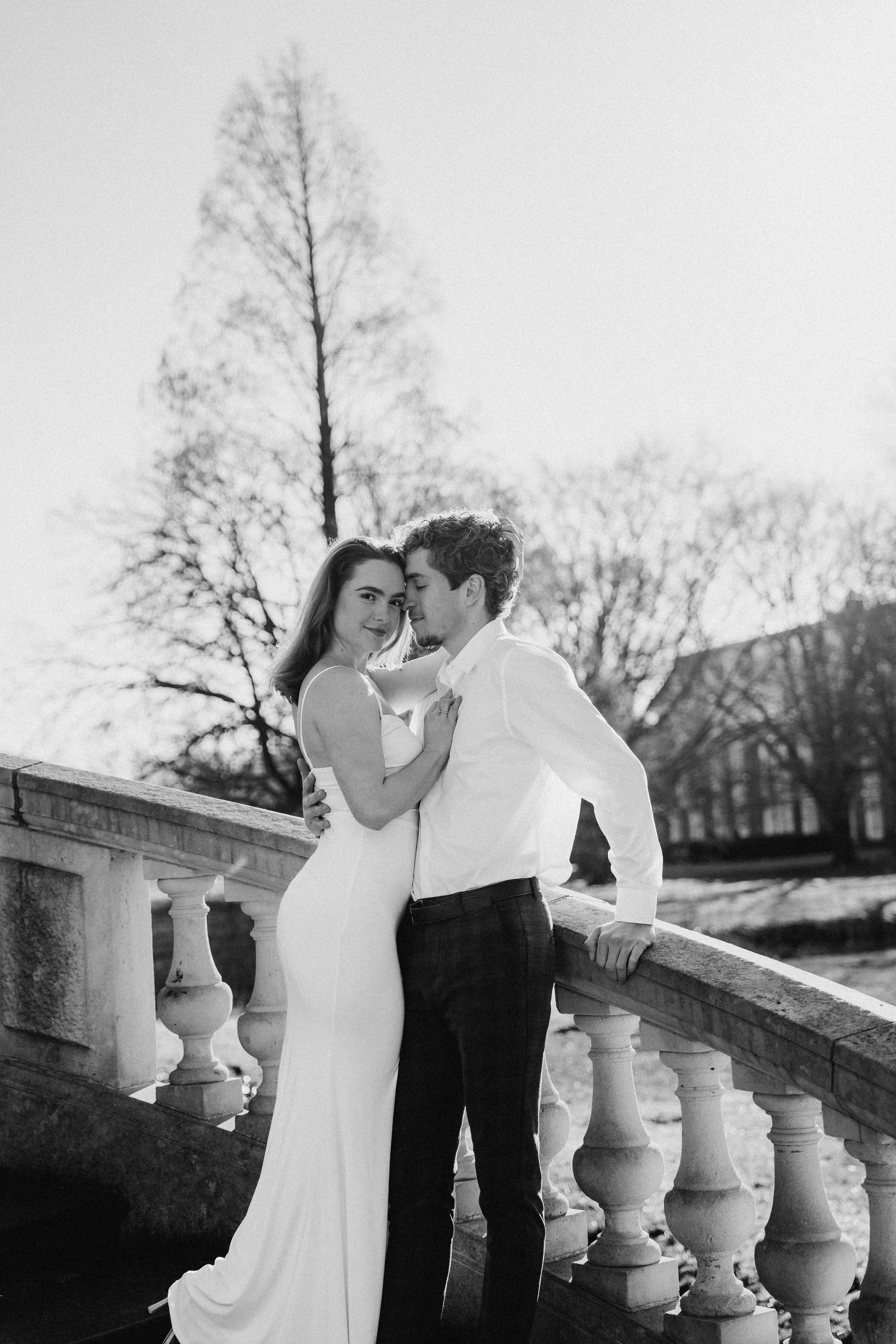 Een zwart-wit foto van een bruidspaar dat dicht bij elkaar staat op een stenen trap tijdens een bruidsreportage van Rosa Lynn Signer.