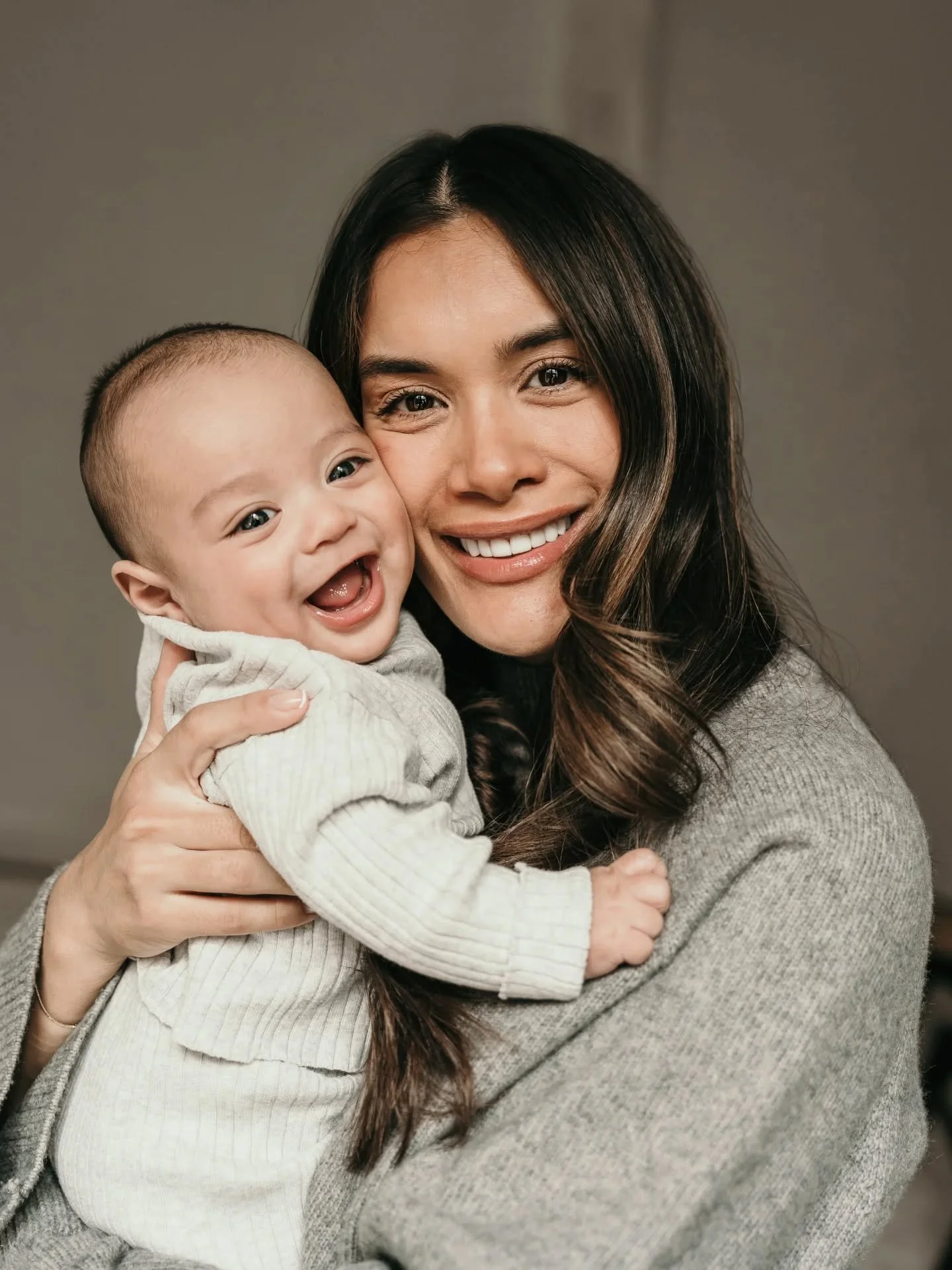 Dit geluk? Dat verdient een plekje in het fotoalbum ✨

​De kraamtijd is een rollercoaster, maar deze momenten van pure connectie en die eerste brede lach zijn de momenten die je voor altijd wilt onthouden. Wacht niet op het 'perfecte' moment, want je