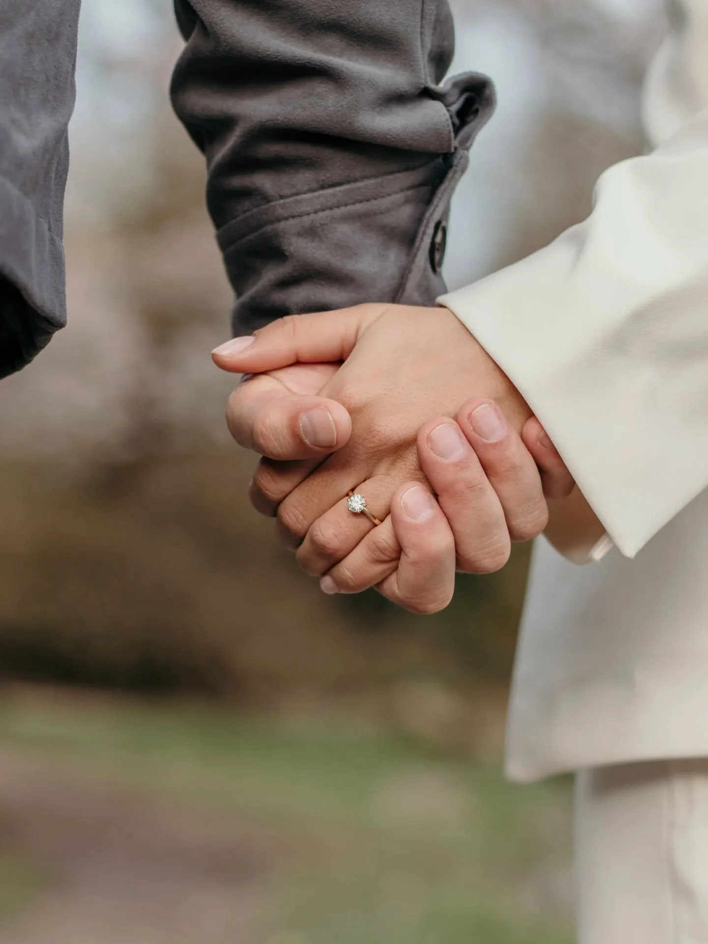 Wist je dat je bij mij ook terecht kunt voor een verlovingsshoot? 💍

​Ik zie het vaak als de perfecte 'generale repetitie' voor de bruiloft. Het is de manier om alvast even aan de camera te wennen en te ontdekken dat op de foto gaan eigenlijk best w