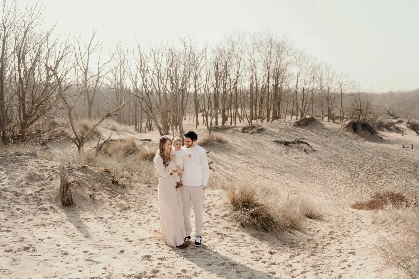 Wat een plaatje, h&egrave;?! 😍

Waar ik voorheen vooral te vinden was in het bos, op landgoederen of in het park, heb ik voor deze gezinsshoot de duinen opgezocht. En wauw... wat een prachtige beelden leveren die zandvlaktes op! 🤍

We hadden enorm 